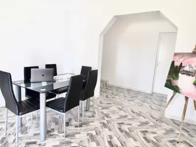 Photo 10 de Aghir : Situé dans la résidence Lavandolive