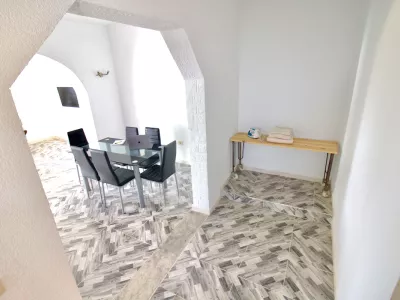 Photo 9 de Aghir : Situé dans la résidence Lavandolive