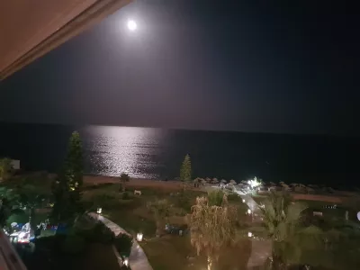 Photo 13 de Pieds dans l eau, centre ville hammamet- nord