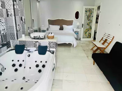 Photo 14 de Superbe appt au centre, jacuzzi pieds dans l’eau