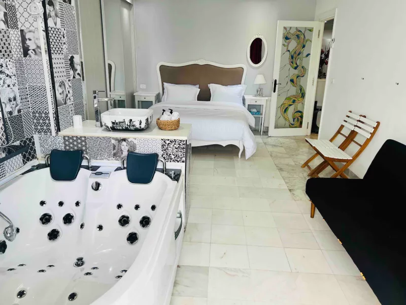 Superbe appt au centre, jacuzzi pieds dans l’eau - Photo 14