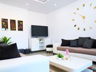 Photo 2 de Bord de mer 1BR à Hammamet | Moderne • Balcon • Climatisation