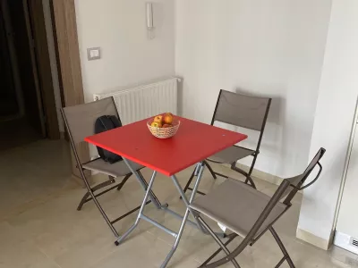 Photo 3 de Moderne S+1 avec piscine à 400m de la plage