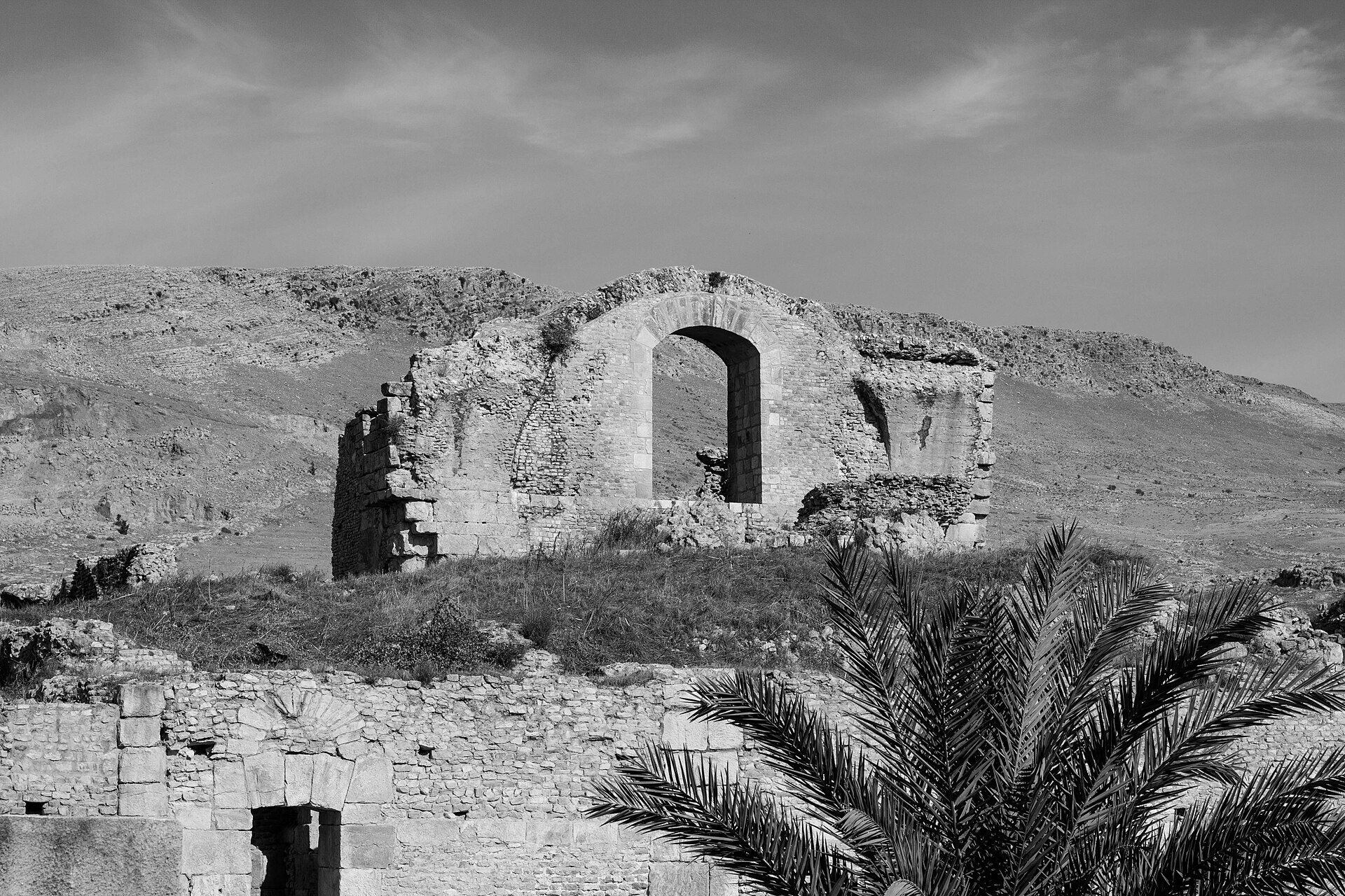 Villa souterraine de Bulla Regia avec patio à péristyle creusé dans la roche et mosaïques romaines in situ