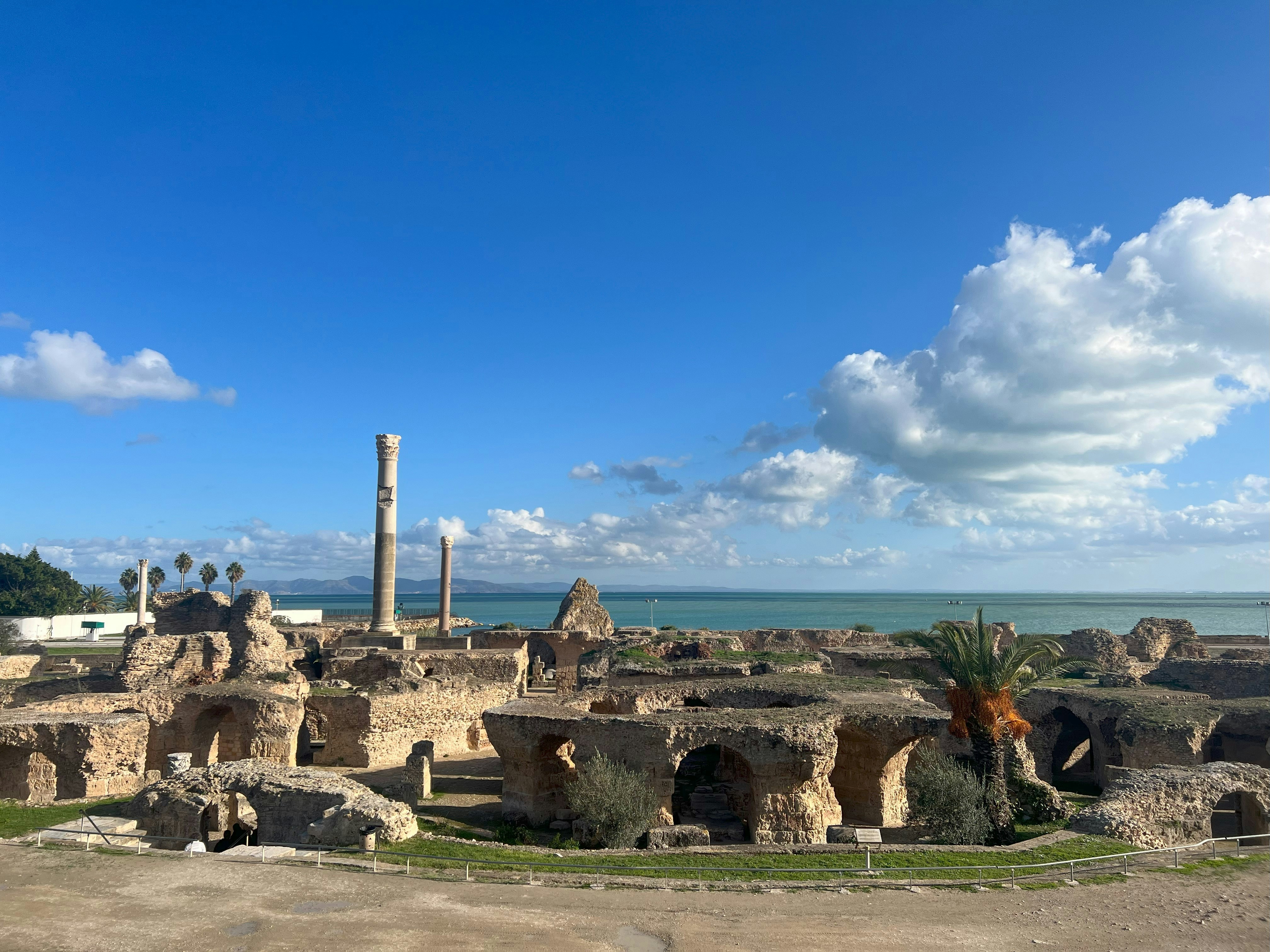 Ruines des Thermes d'Antonin de Carthage, colonnes romaines en bord de Méditerranée, site UNESCO