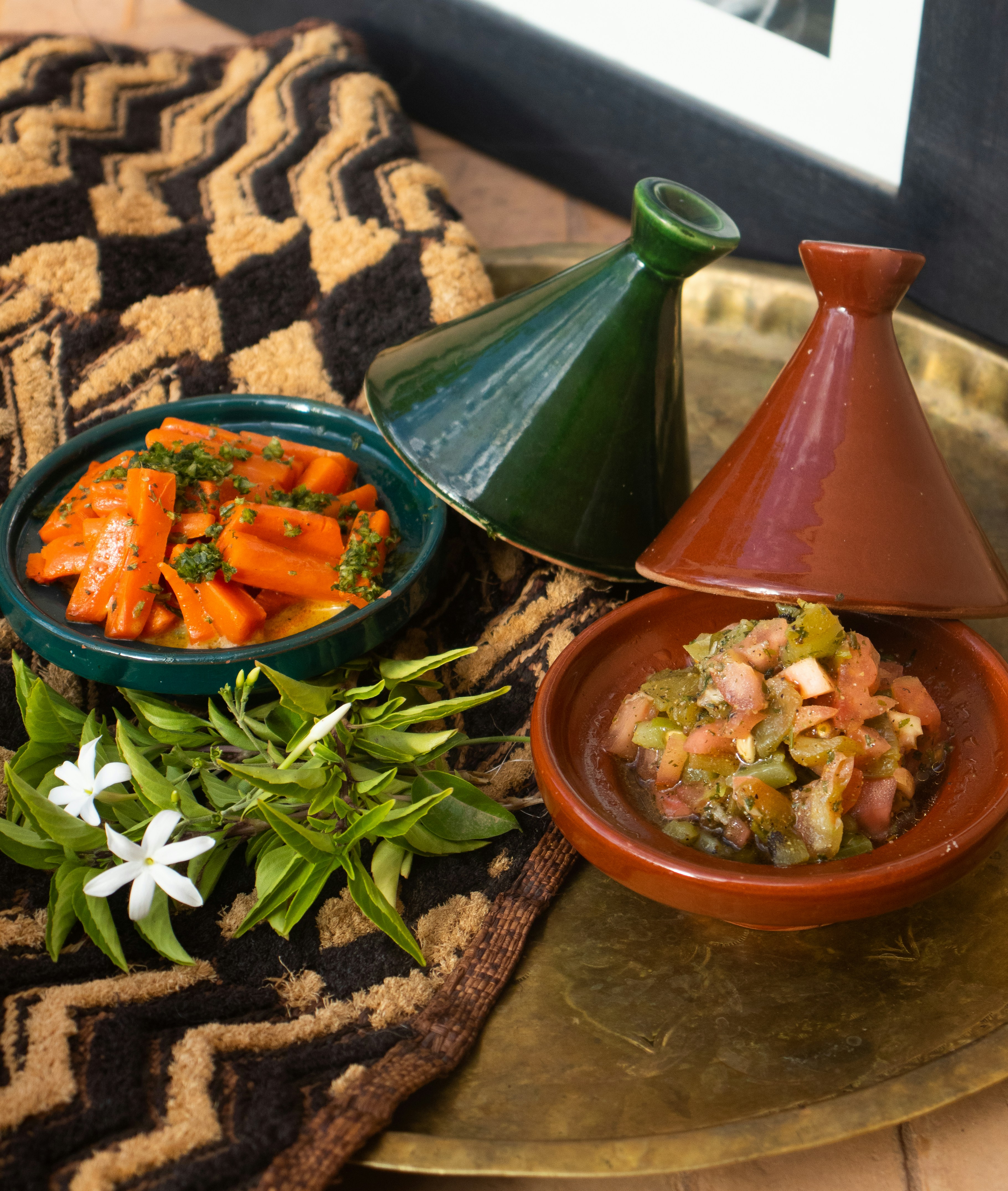 Plats traditionnels tunisiens : brik à l'œuf, couscous rouge, harissa, salade mechouia et thé à la menthe