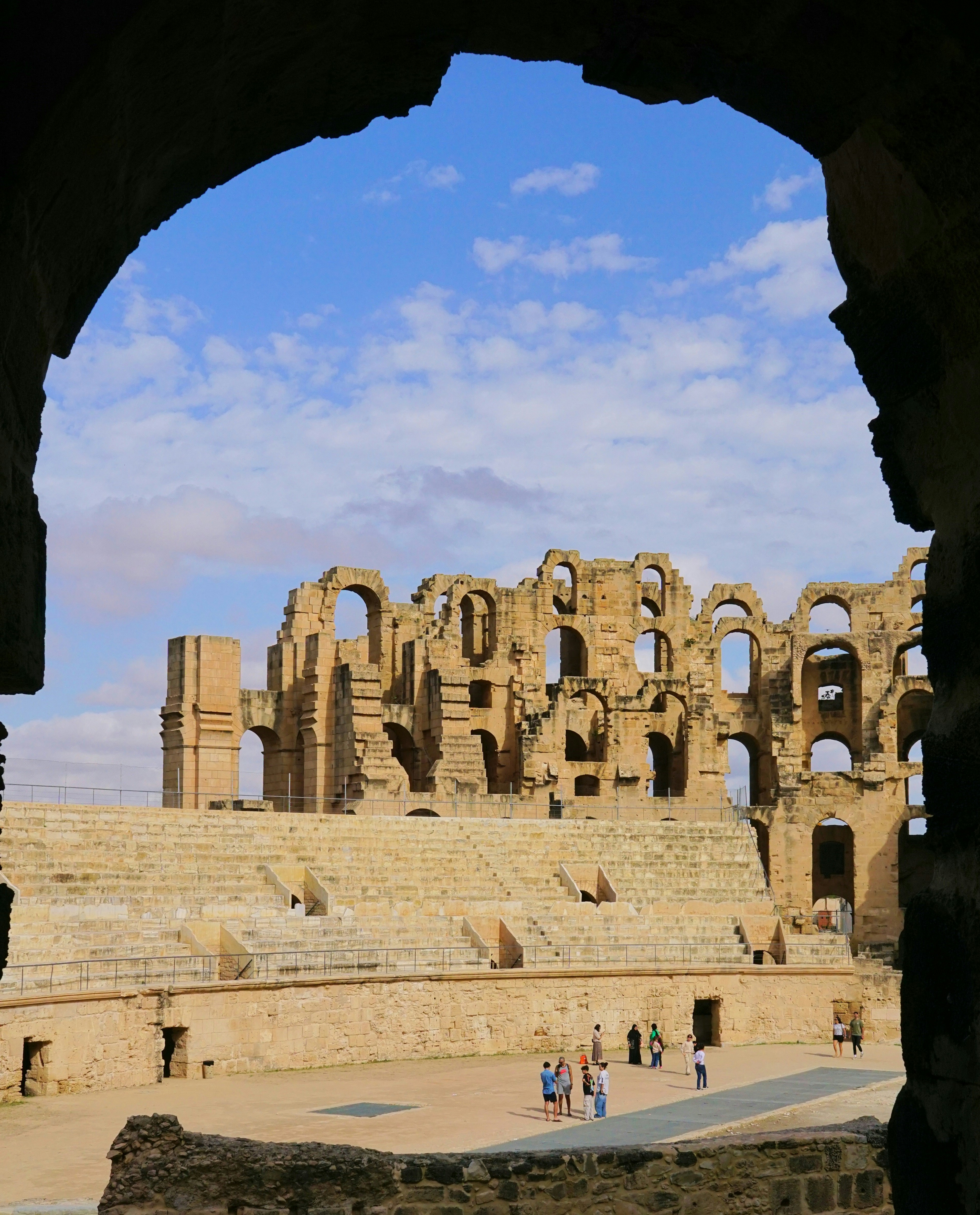 Amphithéâtre d'El Jem émergeant de la plaine du Sahel, façade en pierre dorée, site UNESCO Tunisie
