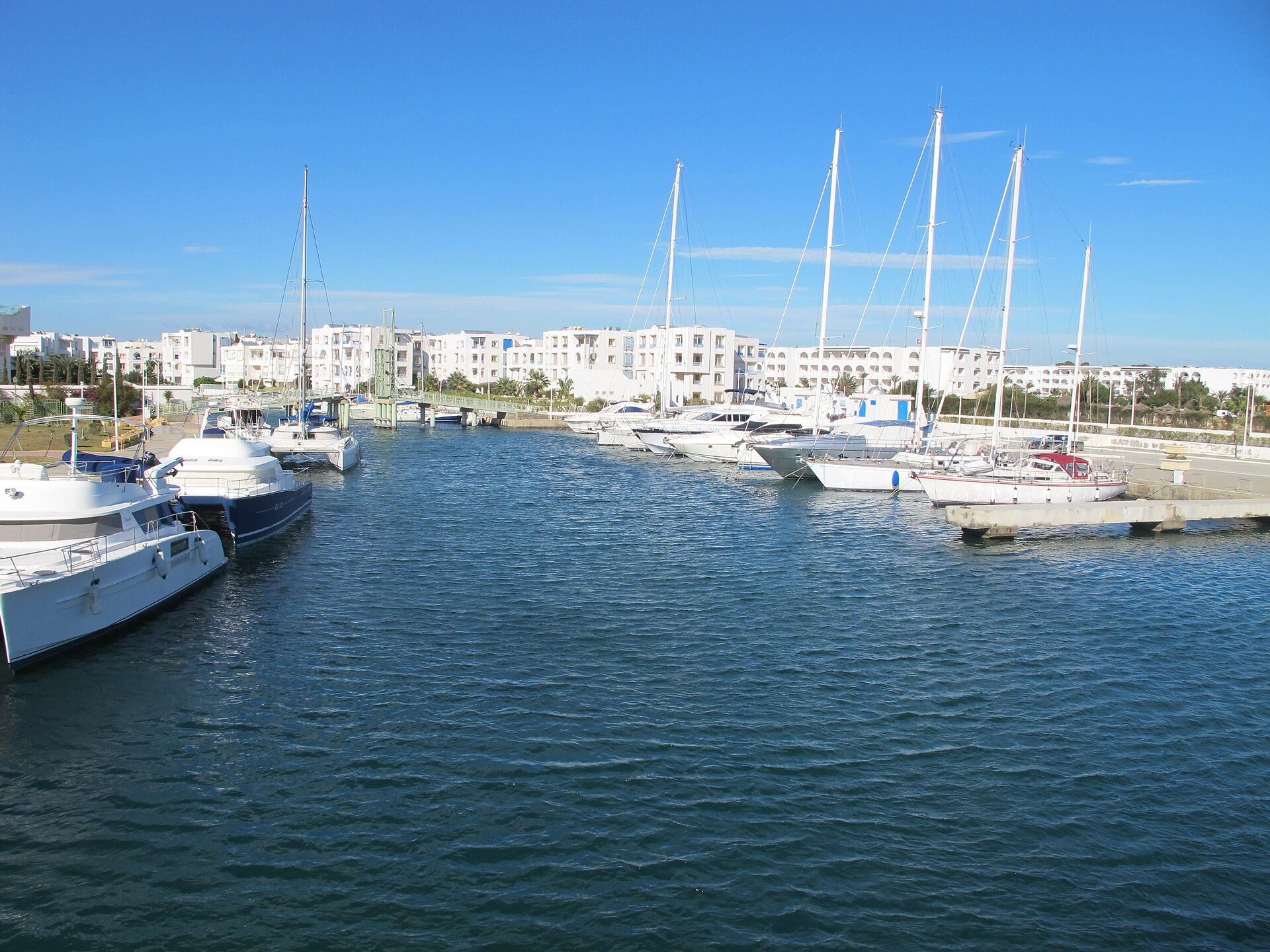 Marina de Yasmine Hammamet de nuit illuminée avec bars, restaurants en bord de marina et fontaines colorées