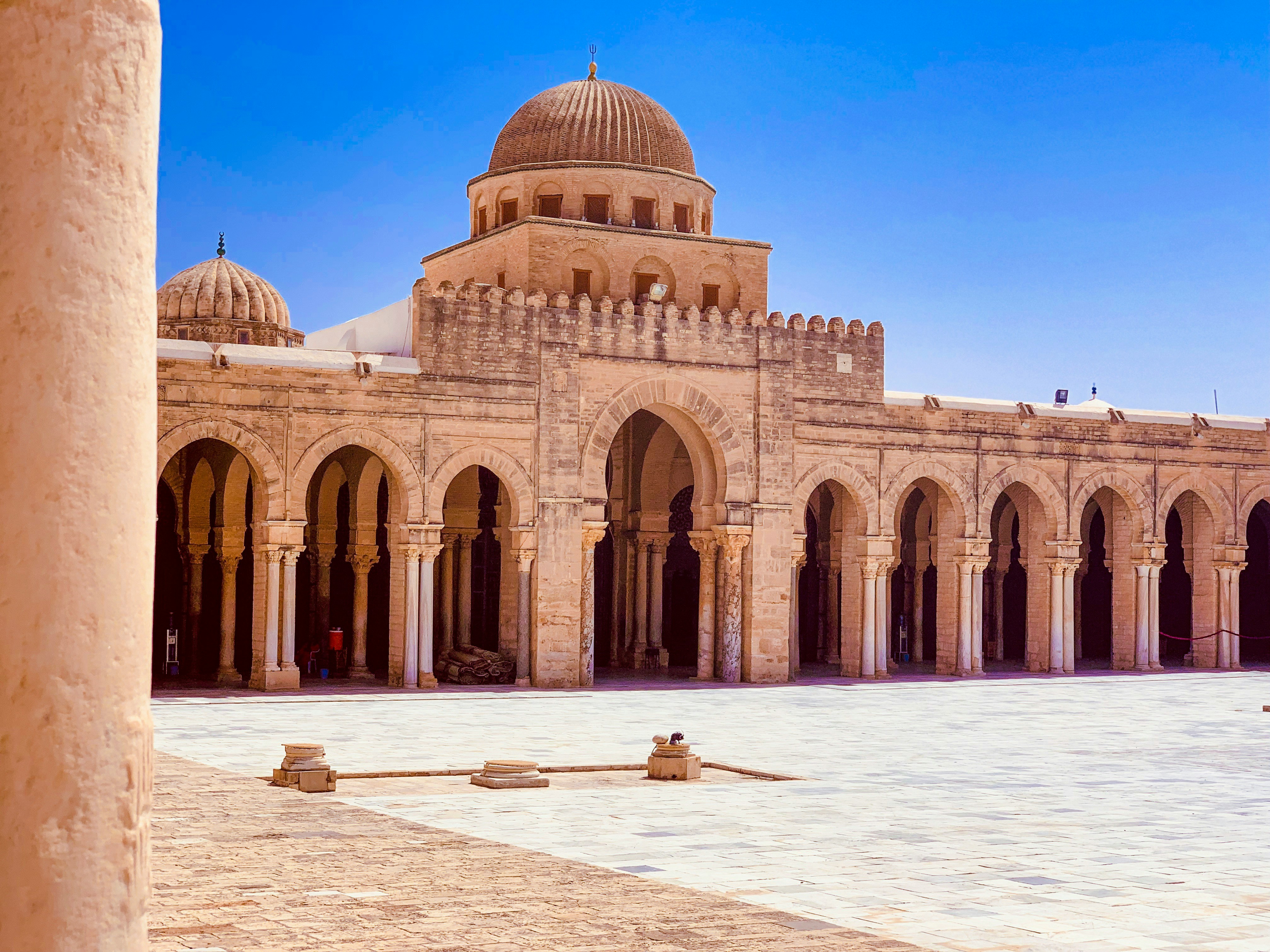 Grande Mosquée Sidi Oqba à Kairouan, cour à arcades, minaret carré IXe siècle, UNESCO Tunisie