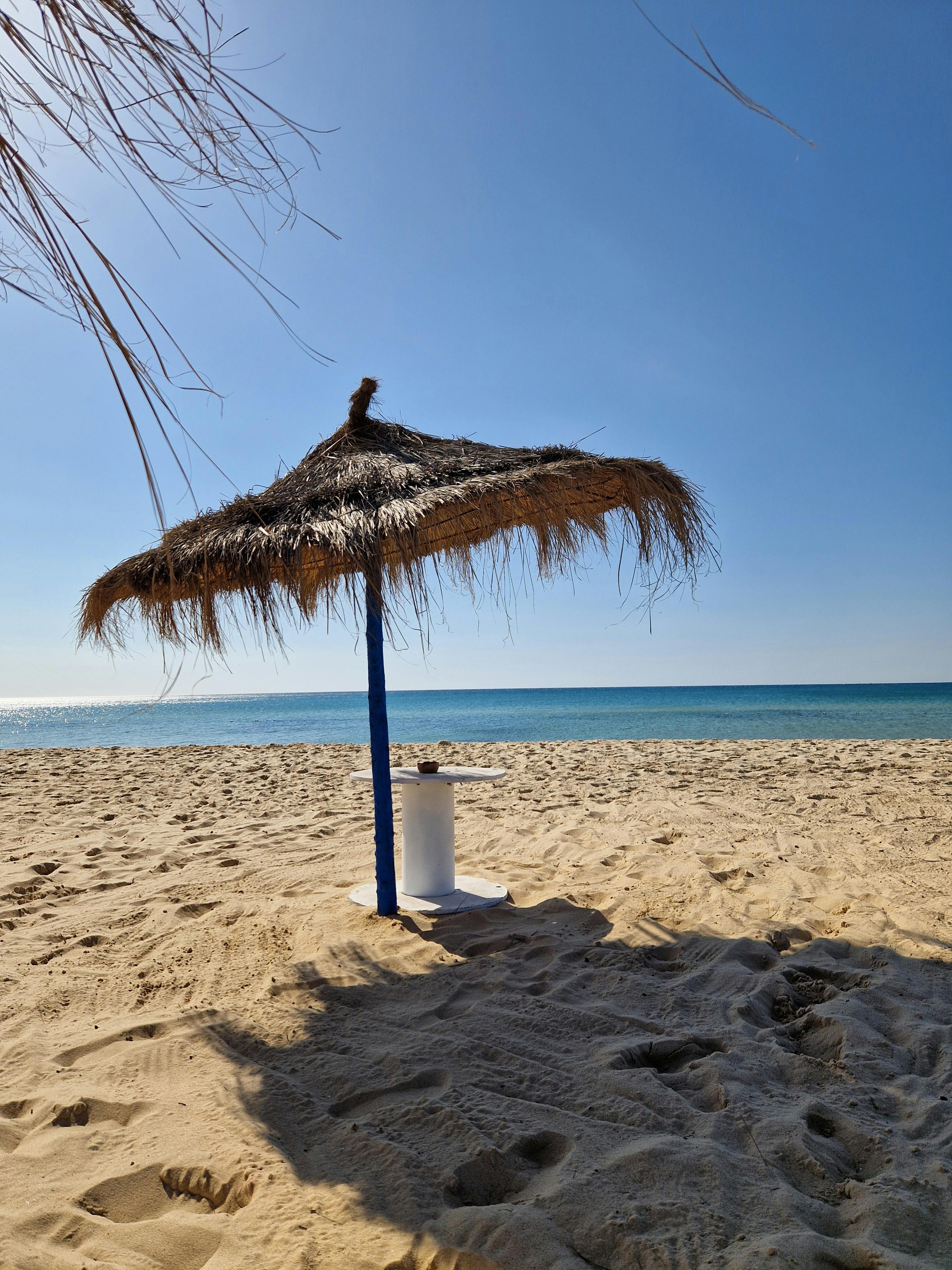 Découvrez les 10 plus belles plages de Tunisie en 2026 : sable blanc, eaux turquoise et destinations paradisiaques pour vos vacances méditerranéenn