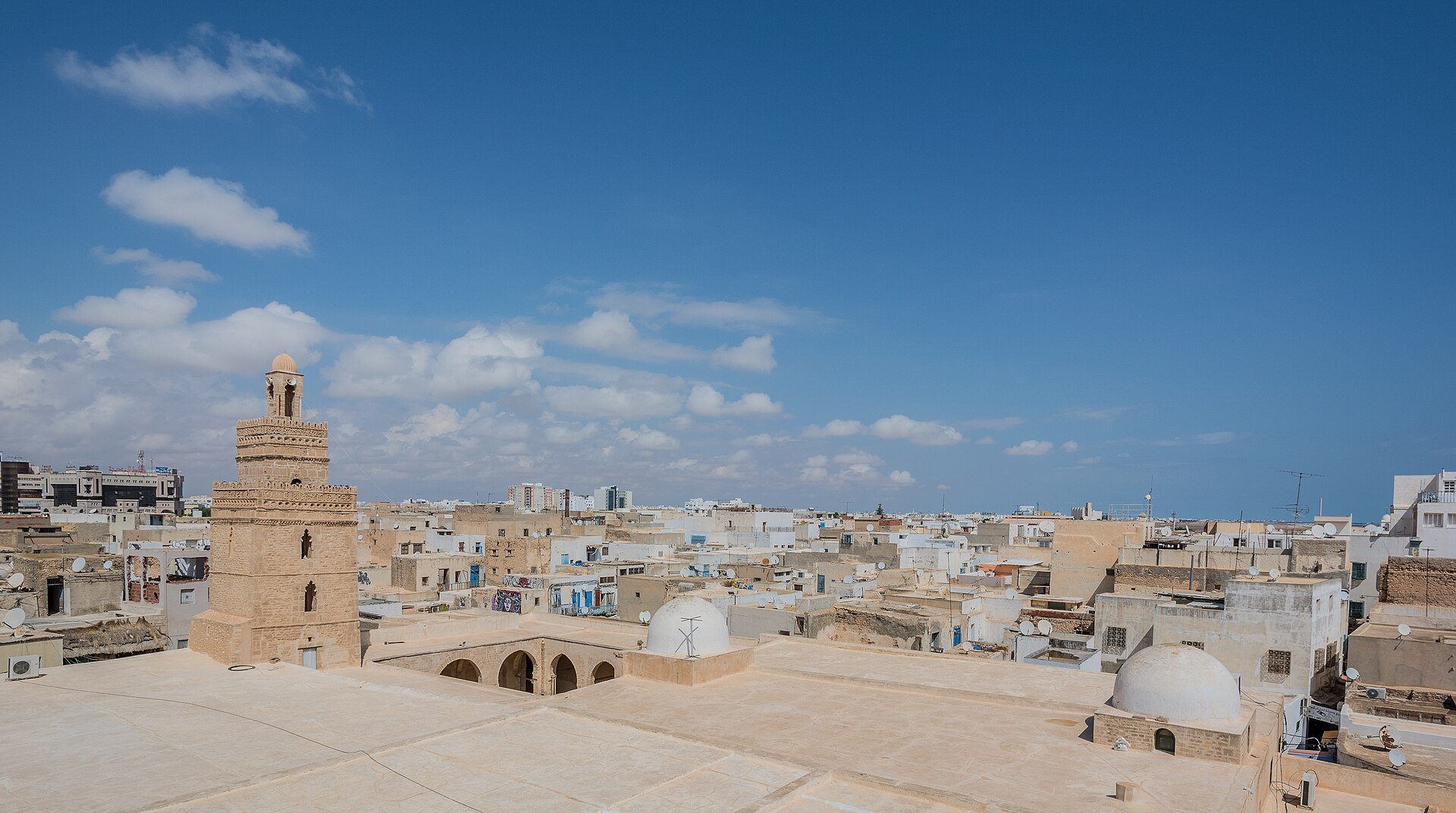 Bab Diwan, porte monumentale d'entrée de la médina XIIe siècle de Sfax avec remparts en pierre dorée intacts