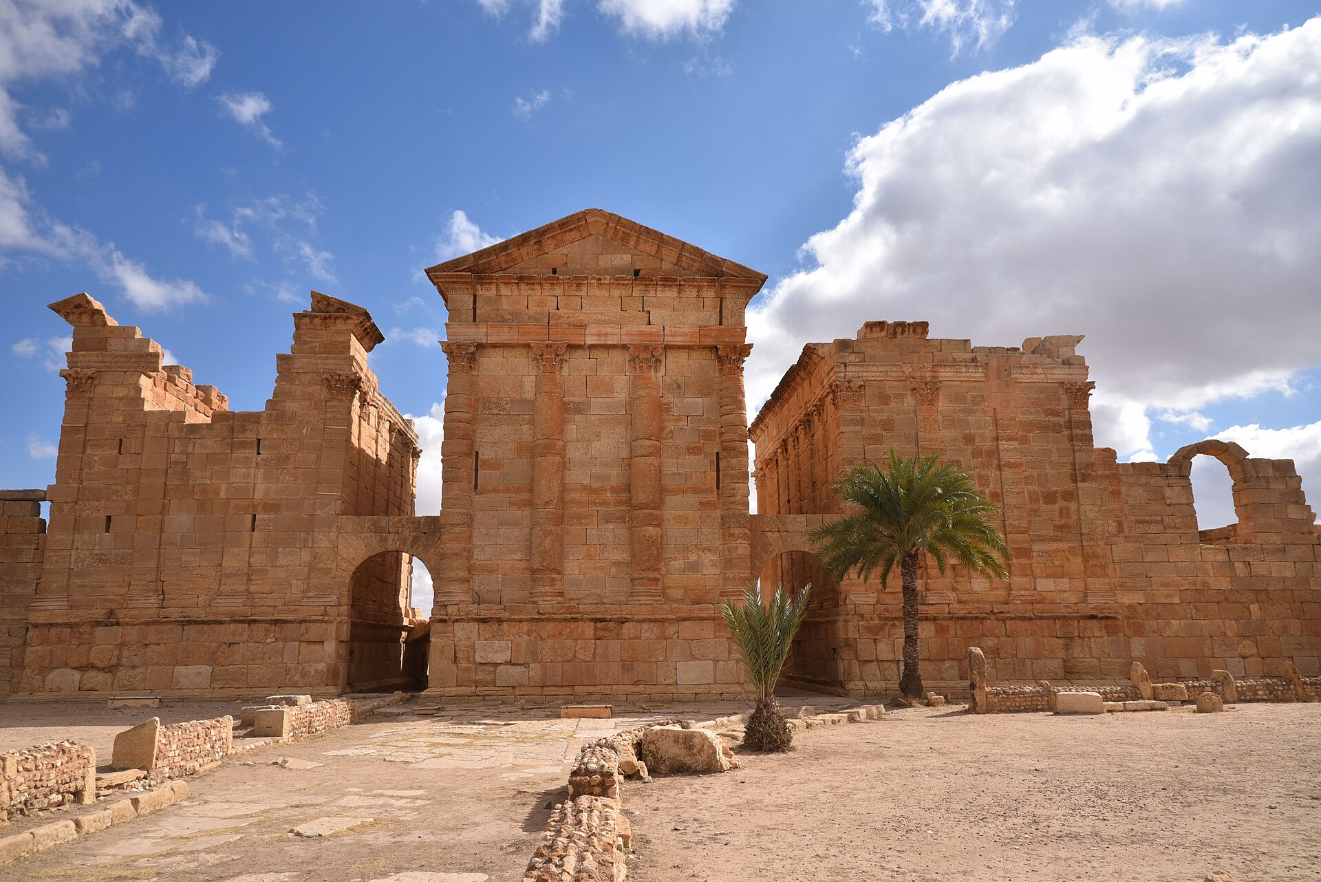 Capitole de Sbeitla à 3 temples romains alignés, colonnes corinthiennes en pierre dorée, Tunisie