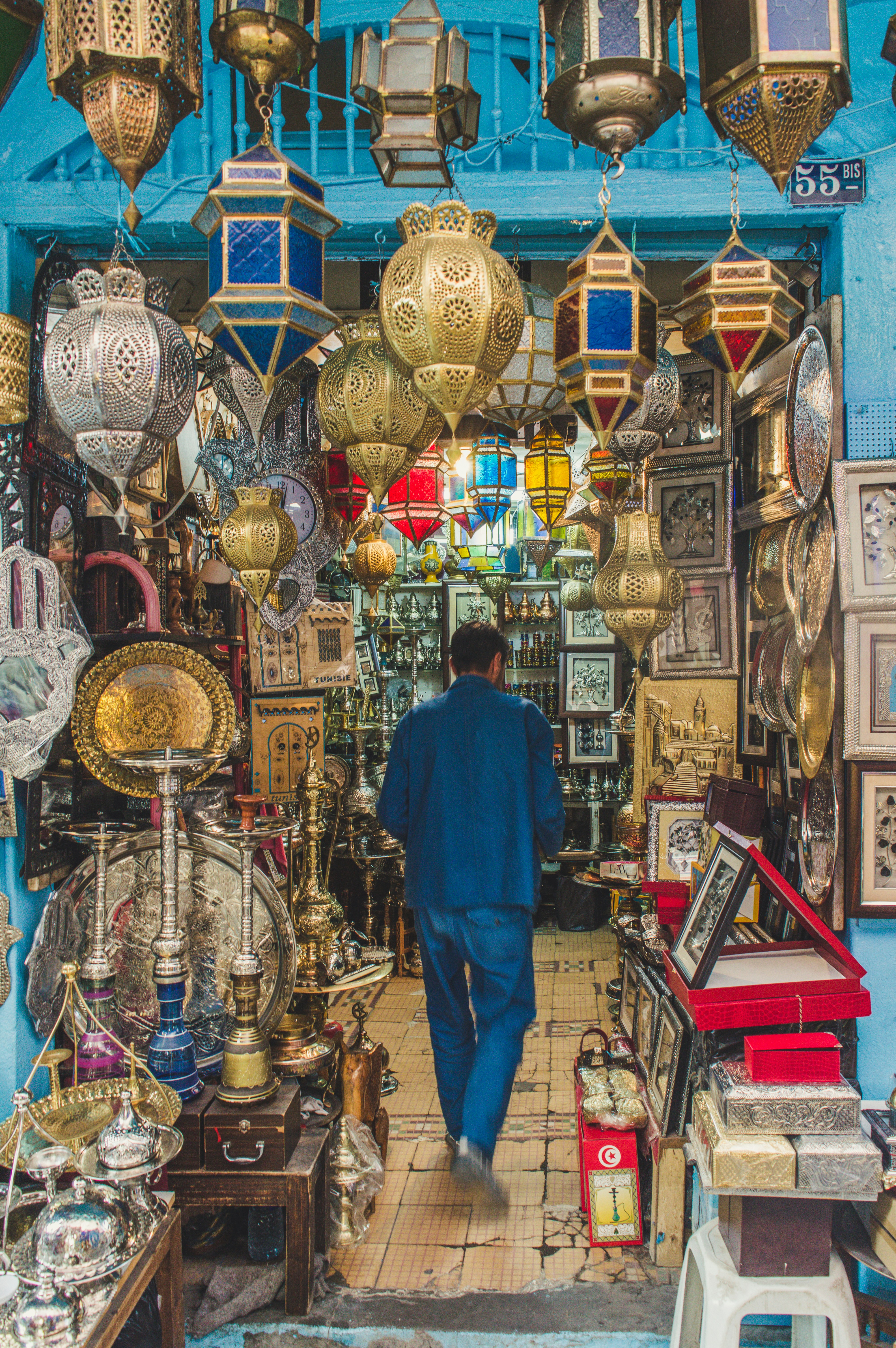 Médina de Tunis avec ruelles labyrinthiques, portes bleues et touristes en balade libre, UNESCO 1979